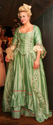 Dräkt med watteau veck